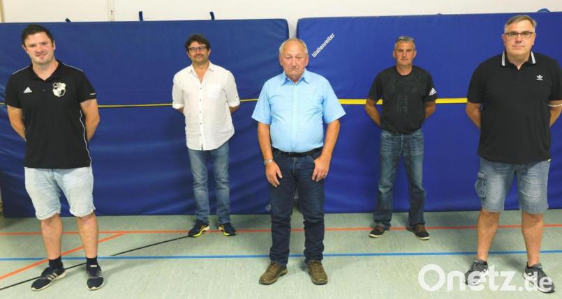 Im Rahmen der Jahreshauptversammlung der SpVgg Neustadt fand auch eine Ehrung für langjährige Mitglieder statt. Unser Bild zeigt von links Michael Kausler (15 Jahre), Bürgermeister Wolfgang Haberberger, Manfred Stadler (50 Jahre), Vorstand Bernd Deubzer und Michael Buttler (40 Jahre). Ein großer Teil der Jubiläumsmitglieder fehlte. Bild: do