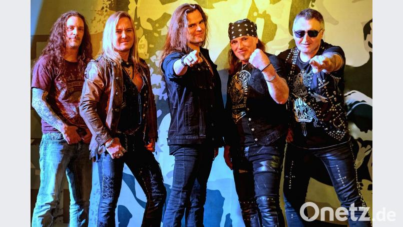Bonfire kommen nach Amberg – hochkarätiger Besuch für die Fans von Hard und Heavy Rock. Von links: André Hilgers, Frank Pané, Alexx Stahl, Ronnie Parkes und Hans Ziller. Bild: Peter Ernszt/exb