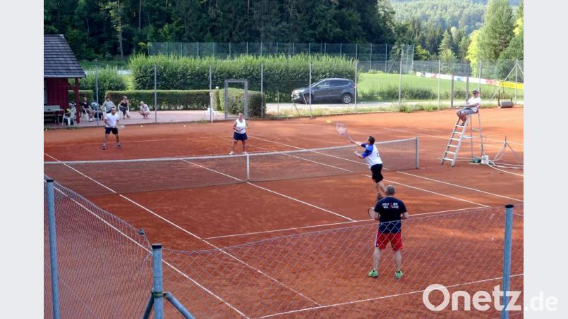 Auch wenn hier und da noch ein Ball im Aus landete: Der Spaß beim gemeinsamen Match ist groß, die Bedingungen auf den beiden Sandplätzen in Etzelwang sind hervorragend. Bild: csk