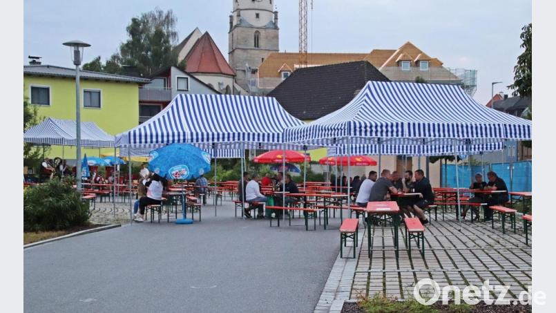 Die eilig aufgestellten Pavillons sorgten für trockene Plätze Bild: jma