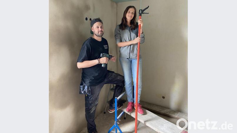 Fichtelbergs Bürgermeister Sebastian Voit beim Hausumbau mit Freundin Carina. Bild: gis