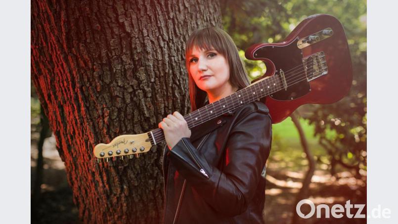 Karin Rabhansl, das Gitarrenmädchen. Bild: Katja Ruge/exb