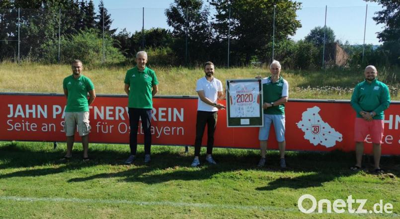 Der FC Weiden-Ost besiegelt die Partnerschaft mit dem SSV Jahn Regensburg. Bild: Kunz