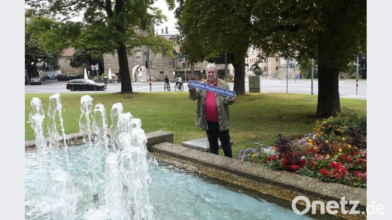 Dieter Weiß von der Amberger SPD am Hindenburgplatz. Im Hintergrund das Wingershofer Tor. Auch der Name Hindenburgplatz steht zur Diskussion. Bild: Petra Hartl