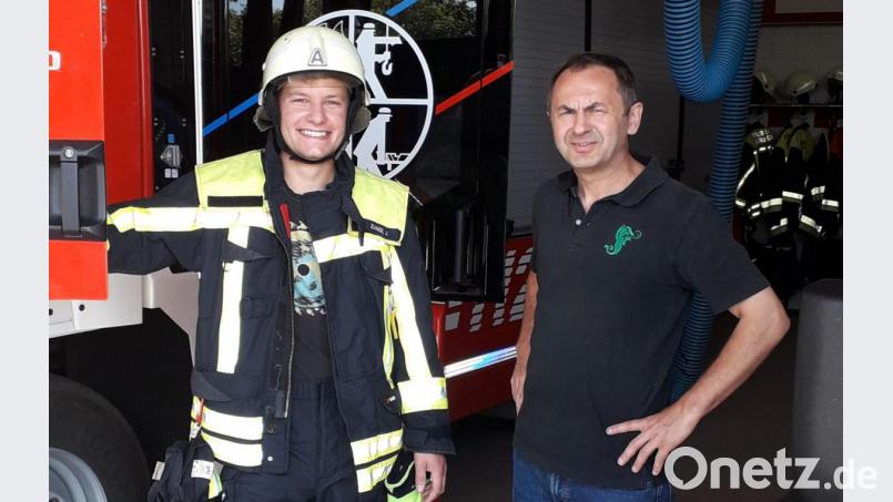 Johannes (links) ist der Neffe von Pfarrer Martin Rupprecht (rechts) und war mit seinen Kameraden der Feuerwehr Tännesberg einer der ersten beim Großbrand am Sonntag. Über die Einsatzbereitschaft könne Rupprecht nur staunen. Bild: gz
