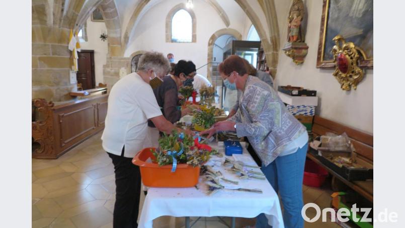 Viele Gottesdienstbesucher nahmen geweihte Kräuterbuschen und -kränze mit nach Hause, die Mitglieder des Kemnather Frauenbundes zum Kauf anboten. Bild: jzk