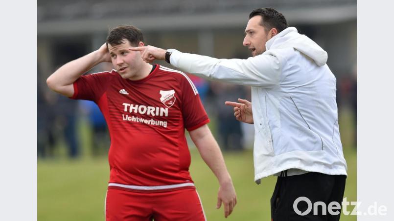 Trainer Tobias Bernklau (rechts, daneben Goalgetter Bastian Lobinger) gibt ab sofort wieder Anweisungen vom Spielfeldrand. Landesligist SpVgg Pfreimd nimmt mit Verzögerung den Testspielbetrieb auf. Bild: af