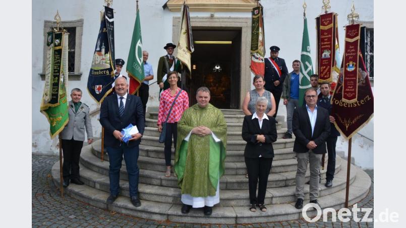 Einen schönen Abschied bereiteten die Angehörigen der Pfarrei Leonberg ihrem scheidenden Kaplan Matthias Nowotny (Mitte). Acht Vereine bereicherten mit ihren Fahnen den Dankgottesdienst und stellten sich zum Abschiedsbild auf den Stufen der Pfarrkirche St. Leonhard auf. Mit im Bild Bürgermeister Johann Burger (vorne links), Kirchenpfleger Wolfgang Kreger (vorne rechts), Mesnerin Anni Köppel (vorne, Zweite von rechts) sowie Pfarrgemeinderatsmitglied Martina Fuhrmann und Pfarrgemeinderatssprecherin Sabine Schrems (zweite Reihe, von links). Bild: jr