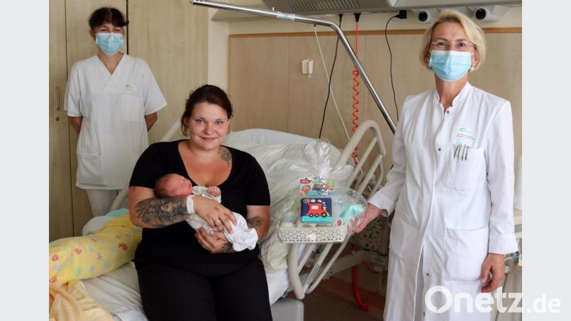 Kinderkrankenschwester Carola Adam (links) und Chefärztin Dr. Maria Dietrich (rechts) gratulierten Sarah Hummel zur Geburt von Emil. Bild: Klinikum Fichtelgebirge/Peggy Kuniss-Pfeiffer/exb