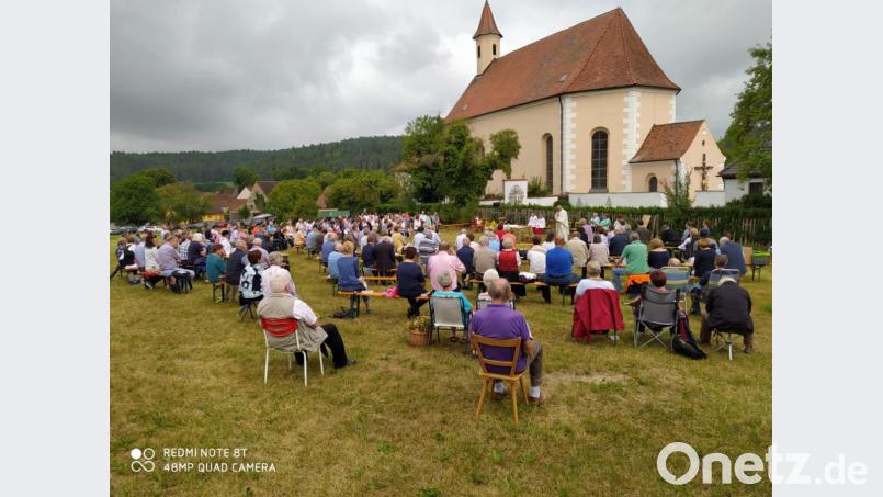 Fast 200 Gläubige feierten am Samstag Gottesdienst im Freien in Heldmannsberg. Einige waren der Tradition nach als Fußwallfahrer gekommen. Bild: exb