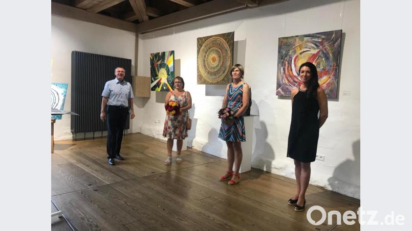 Bürgermeister Reinhard Sollfrank (links) und Miuseumsleiterin Regina Kiermaier (rechts) freuen sich über die Ausstellung "Gegenätze, die sich berühren" der beiden Tirschenreuther Künstlerinnen Angelika Sticht und Kerstin Rumswinkel. Bild: bey