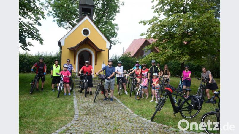 Die Kapelle in Gelpertsricht war eines von 14 Zielen des ersten "Rad-Aktionstages" in Luhe-Wildenau. Bürgermeister Sebastian Hartl (Sechster von links) fuhr ganztägig mit dem E-Bike oder dem normalen Rad mit. Georg Meißner (Fünfter von links) hatte die Idee. Bild: bey