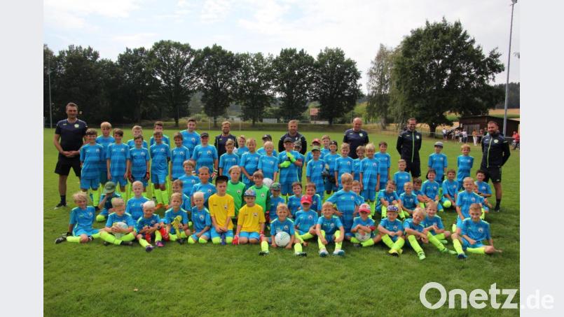 Die Teilnehmer der Hans-Dorfner-Fußballschule mit Gesamtleiter Ronny Tölzer (rechts) und seinem Team sowie Organisator Franz Heinrich (hinten, Dritter von rechts). Bild: kro