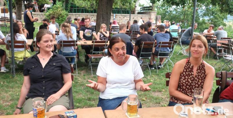 Die Grünen-Politikerinnen Tina Winklmann, Ekin Deligöz und Ulrike Pelikan-Roßmann (von links) befürchteten beim &quot;Biergartengespräch&quot; im Nabburger Sterngarten einen Rückfall der Frau in das alte Rollenverständnis. Bild: Hirsch