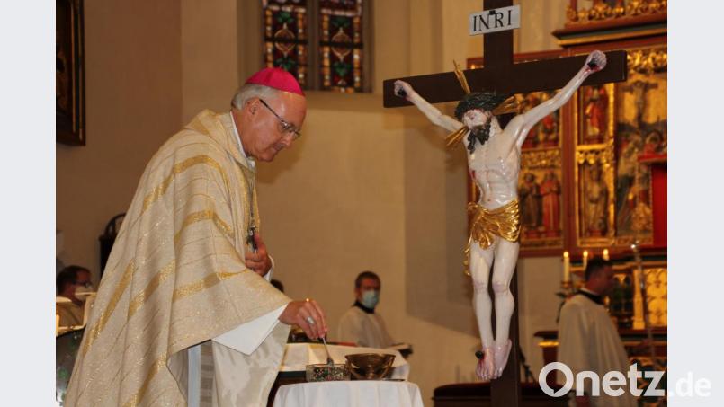 Bischof Rudolf bereitet den Weihrauch zu. Bild: kro