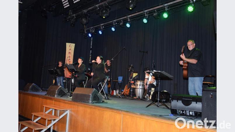Viel Platz und damit auch Abstand hat &quot;Cabaloo&quot; auf der Bühne. Die sechs Musiker umrahmen den Urlaubsabend mit ihren eigenen Arrangements bekannter - manchmal auch nicht ganz so bekannter - Songs. Bild: fla