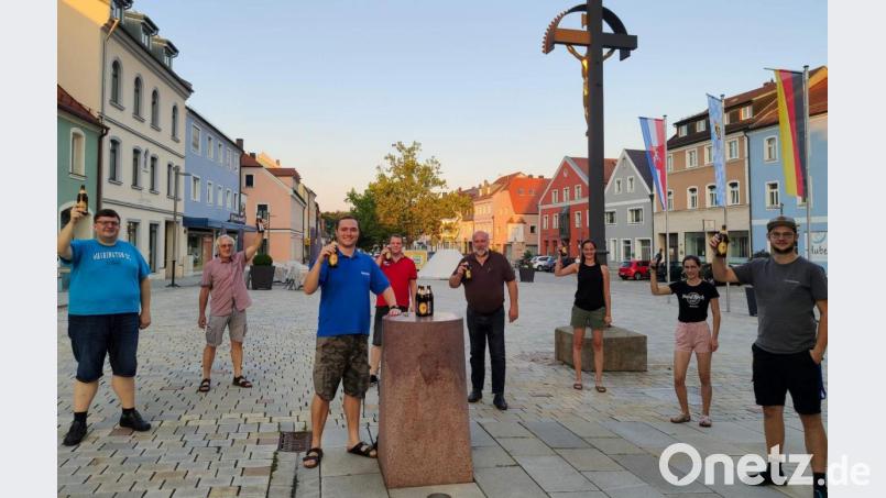 Erstmals in seiner 45-jährigen Geschichte muss das Marktplatzfest des Musikzugs abgesagt werden. Der Grund: Covid 19. Das Organisationsteam trifft sich zur Festeröffnungszeit auf dem Marktplatz zu einem „Pollerseidl“ (von links): Michael Knietsch, Brauerei-Chef Franz Dorfner, Vorsitzender Maximilian Stein, Ludwig Stein, Werner Stein, Heike Giehrl, Marie Giehrl und Erik Remhof. Bild: u