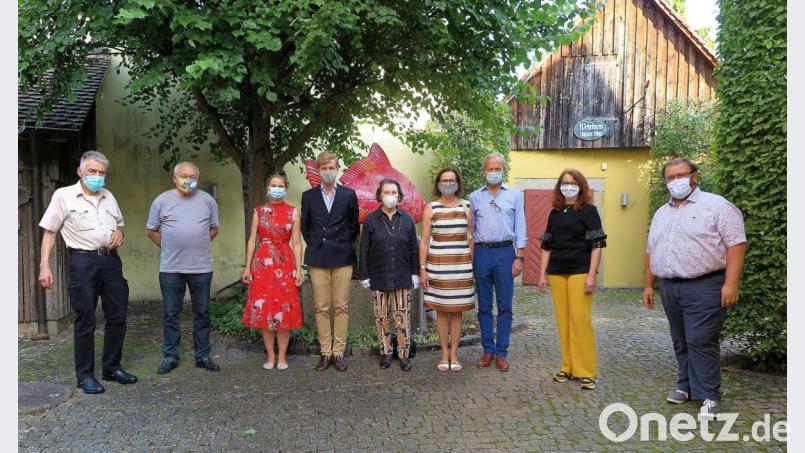 Hans Rösch (von links), Robert Schön, Felicia von Grundherr, Max von Grundherr, Dr. Elvira Freifrau von Lindenfels, Dr. Bertold Freiherr von Lindenfels, Christiane von Sobbe, Museumsmitarbeiterin Sandra Doß und Bürgermeister Hans Walter (nicht auf dem Bild Rainer Sollfrank) bei der Eröffnung der Fotoausstellung zum Schloss Wolframshof. Bild: hrö