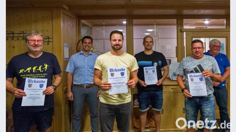 Vier Mitglieder des Handballvereins Oberviechtach wurden für ihre Verdienste geehrt. Bild: Guenter Uschold