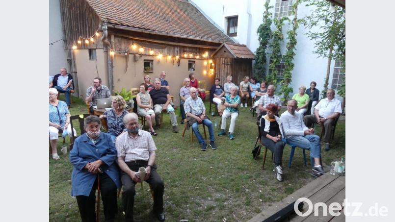 In gelockerter Sitzordnung genießen die Besucher den Sommernachtstraum im Hof des &quot;Taubnschuster&quot;-Anwesens. Bild: rn