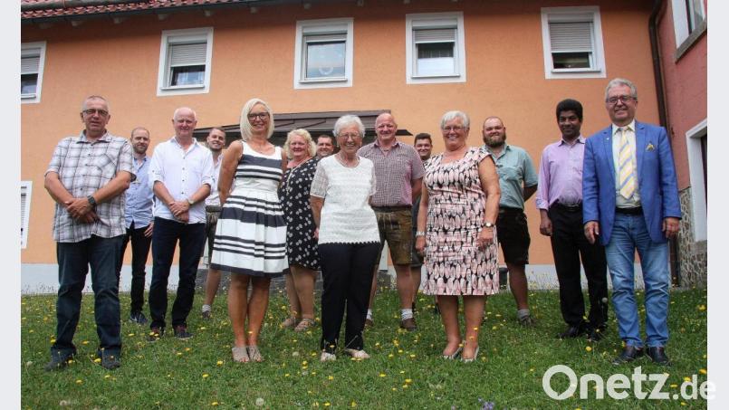 Gertraud Rößler (vorne in der Mitte) feierte ihren 85. Geburtstag in Fuchsmühl. Dazu gratulierten ihr die Töchter Brigitte Weig (in der Mitte rechts) und Bettina Engelmann (neben der Jubilarin links). Hochleben ließen sie auch ihre Enkel, Urenkel und Freunde, zudem Bürgermeister Toni Dutz und Pater Charles John (von rechts). Bild: wro