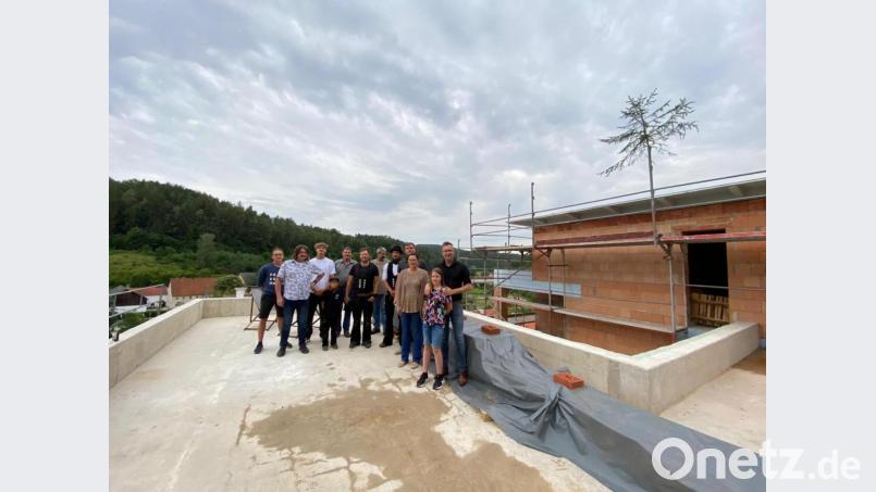 Über den Baufortschritt in Högen freuten sich Jürgen Haas, Junior-Chef des Sternwirts, und die am Bau beteiligten Firmen. Bild: exb