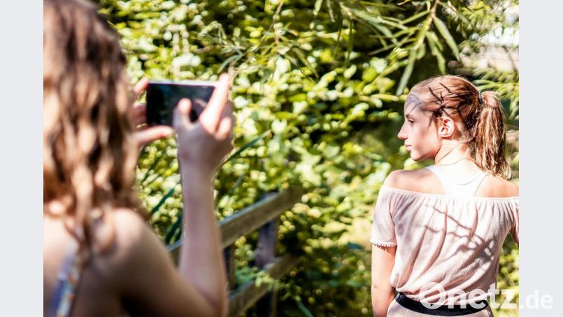 Die richtige Pose, das richtige Spiel aus Licht und Schatten: Auch mit dem Handy lassen sich tolle Schnappschüsse zaubern. Das erfuhren Jugendliche bei einem Instagram- und Fotografie-Workshop der Kommunalen Jugendarbeit Amberg-Sulzbach und der Ensdorfer Jugendpflege. Bild: Frederic Glaser/exb