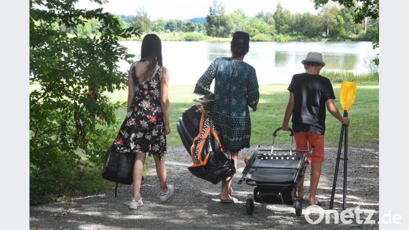 Am Dienstagnachmittag ist es ruhig am Weiher, anders soll es dagegen am Wochenende gewesen sein: Wieder berichten Badegäste vor Ort über einen extremen Ansturm. Bild: Gabi Schönberger