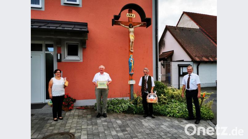 Pfarrer Erwin Bauer dankt der Pfarrgemeinderatsprecherin Agnes Härtl (links) und Georg Bauer und Gregor Härtl (von rechts) von Kolping für die Glückwünsche. Bild: gz