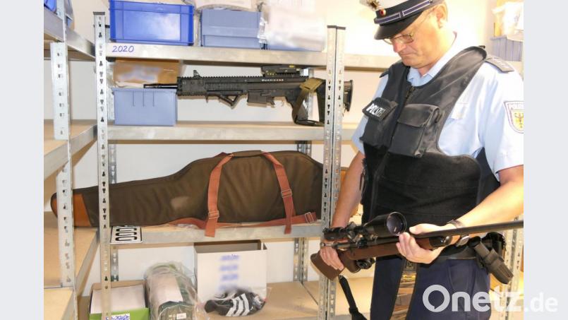 Der Waidhauser Fahnder, Dieter Striegl, bringt ein Jagdgewehr in die gefüllte Asservatenkammer der Bundespolizei. Bild: Bundespolizei Waidhaus