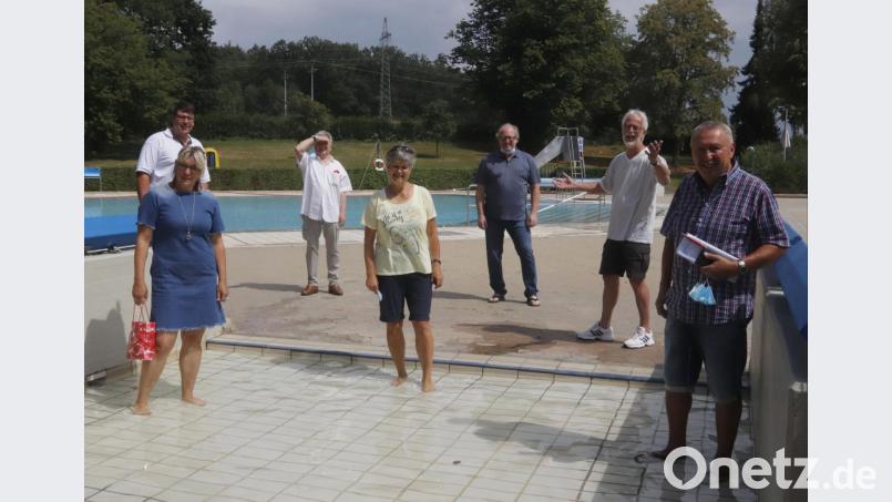 Die Füße im Wasser oder auf dem Trockenen: Der Meister für Bäderbetriebe, (hinten, links) Alfons Ostler, informiert (von links) SPD-Ortsvereinsvorsitzende Bettina Moser, Gerd Geismann, Hildegard Geismann, Armin Rüger, Thomas Steiner und den SPD-Fraktionsvorsitzenden Joachim Bender über den Stand der Dinge im Waldbad. Bild: mfh
