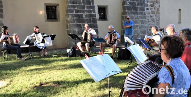 Einige Musikanten der &quot;Klingenden Töne&quot; lassen bei einer öffentlichen Probe Polkas und Walzer im Stadtpark erklingen. Bild: rgr