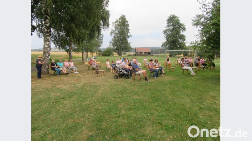 Zahlreiche Dorfbewohner hatten sich zum Gottesdienst eingefunden. Bild: Andreas Hopf/exb