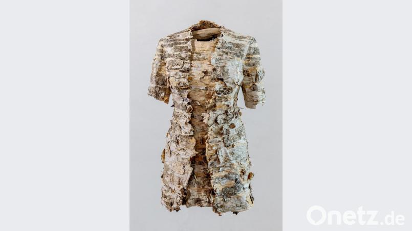Birkenkleid, Birkenrinde verleimt, Größe 38, von Charlotte Vögele. Bild: Marcus Rebmann/exb