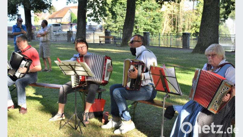 Einige Musikanten der &quot;Klingenden Töne&quot; lassen bei einer öffentlichen Probe Polkas und Walzer im Stadtpark erklingen. Bild: rgr