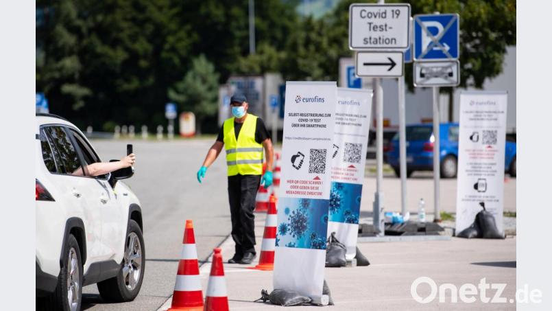 Ein Corona-Testzentrum an der A 93 an der Rastanlage Inntal-Ost. Ein Mann hat sich nach einer Italien-Urlaubsreise an der Grenze auf Covid-19 testen lassen – er hatte bereits eine Geburtstagsfeier besucht, als er sein positives Testergebnis erhalten hat. Bild: Sven Hoppe/dpa