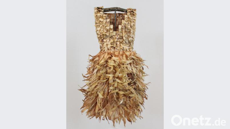 Maiskleid, Kleidobjekt aus Hüllblättern der Maiskolben, Größe 38, von Charlotte Vögele Bild: Marco Hompes/exb