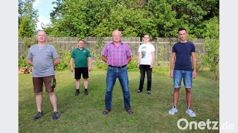 Den nicht alltäglichen Wettbewerb der Frauenreuther Sportschützen gewann Alfons Hage (vorne, Mitte) vor Bernhard Stock (vorne links) und Patrick Stengl (vorne rechts). Die beiden Vorsitzenden Wolfgang Schlicht und Adrian Käß (hinten links und rechts) gratulierten und dankten für die Teilnahme. Bild: bsc