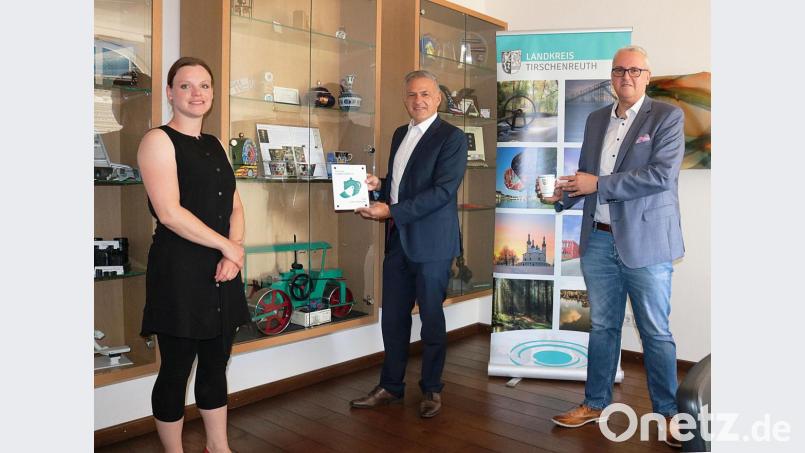 Vorsitzender André Zaus (rechts) überreicht die Porzellantafel als Mitgliedszeichen an Landrat Roland Grillmeier und Tourismusreferentin Stephanie Wenisch. Bild: Stefan Malzer, Landkreis Tirschenreuth/exb