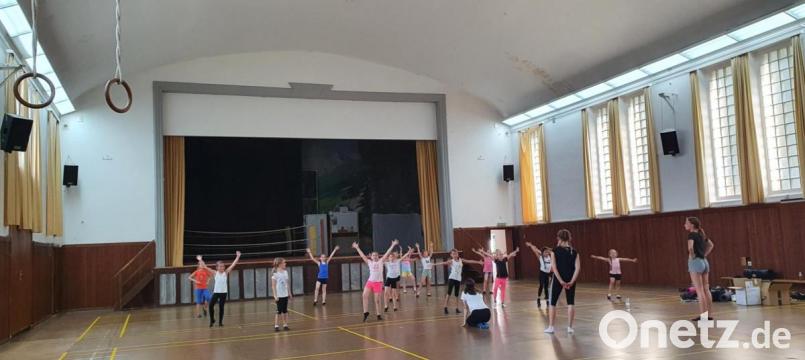 Während die einen meinen, die Dörflaser Turnhalle (Bild) soll weg, unterstreicht die Turnerschaft die Wichtigkeit und Notwendigkeit, die Halle, die vielfältig genutzt wird, zu erhalten. Hier trainiert gerade der Garde-Nachwuchs. Bild: Peggy Biczysko/fph