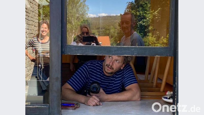 Das Kassenhäuschen des Freibads Pleystein hat es offensichtlich Regisseur Marcus H. Rosenmüller angetan. Bild: Clemens Fütterer