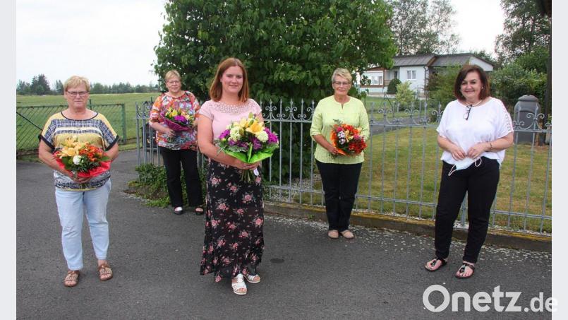 Für Anni Riedl, Silvia Schemm, Christiane Bleistein (Bürgerbüro Mitterteich) und Resi Kreger (von links) gab es bei einem Ehrungsnachmittag der Mitterteicher Tafel Dankesworte und Blumenpräsente von Vorsitzender Nicole Fürst (rechts). Bild: wro