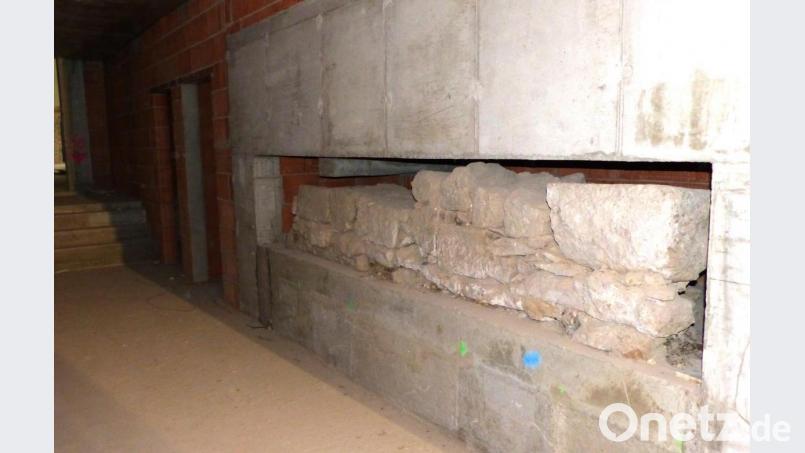 Reste der alten Burgmauer aus dem 9. Jahrhundert werden in die neue Mauer eingefügt. Bild: jp