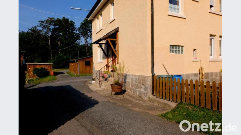 Im Zuge des Wohnbauprojekts in Plankenhammer - Floßleite wird beim Anwesen Nummer 14 eine Straßenverbreiterung angestrebt. Dafür muss die Eingangstreppe von der Süd- auf die Ostseite verlegt werden. Bild: le