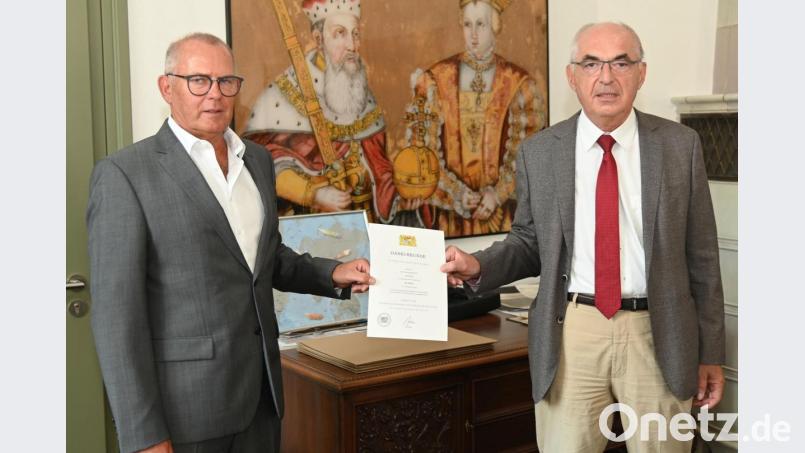 Ungewohnter Abstand zwischen Landgerichtspräsident Harald Riedl (rechts) und seinem von ihm hoch geschätzten Geschäftsleiter und Rechtspflegeoberrat Josef Auer. Er geht nun in Altersteilzeit. Bild: gf