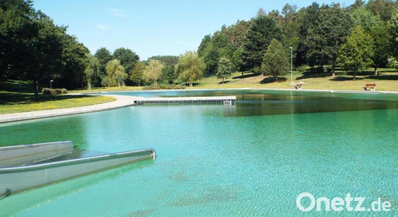 Idylle pur: Das Freibad öffnet nun doch, sehr zur Freude der treuen Badegäste in Schnaittenbach. Bild: e