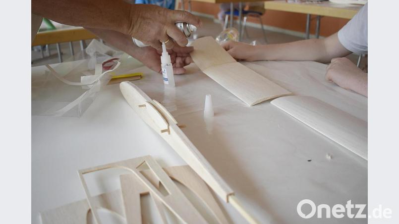 Beim Kleben der Flügel wird Hand in Hand gearbeitet. Bild: sck