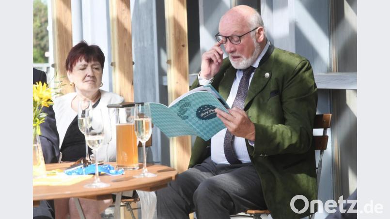 Immer wieder blättert Stahl durch das Erinnerungsbuch. Bild: Gabi Schönberger