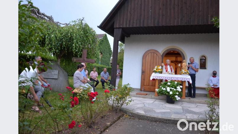 Andächtig feiern die Gläubigen heuer coronabedingt vor der Dorfkirche Rückersrieth das Patrozinium ihres hl. Laurentius. Bild: gi