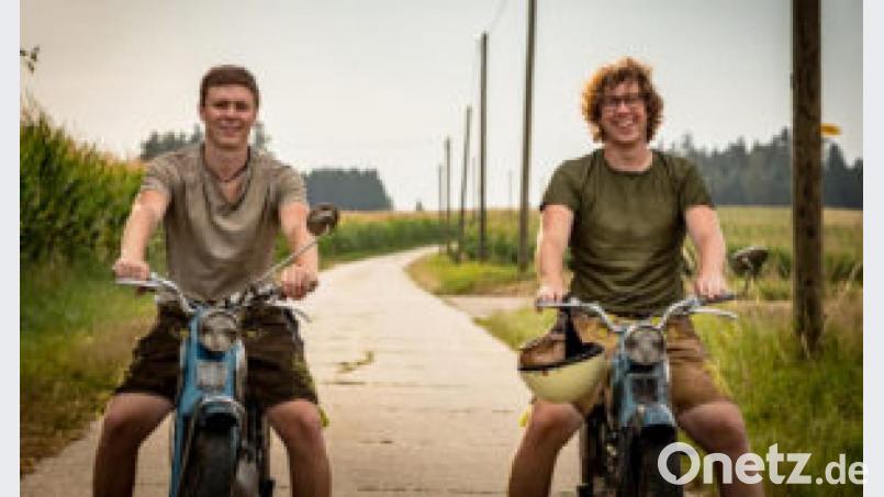Thomas (links) und Julian Wittmann (rechts) sind im Film mit Zündapp-Mopeds unterwegs nach Las Vegas. Bild: ©MajesticSunseitn/Kahlstain Fotografie/Christian_Kahlhaupt